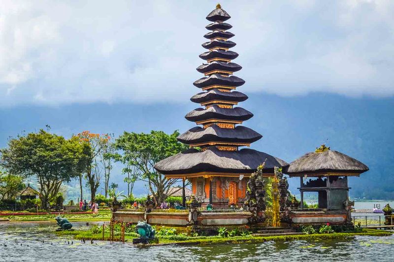 File:Ulun Danu Beratan.jpg