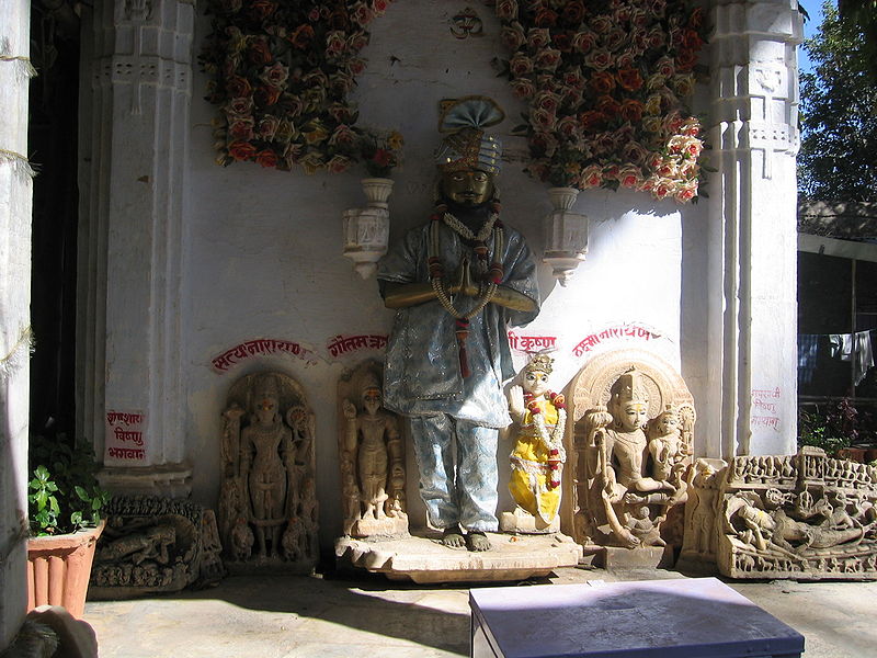 File:Indra murthy outside of Vasistha temple.jpg