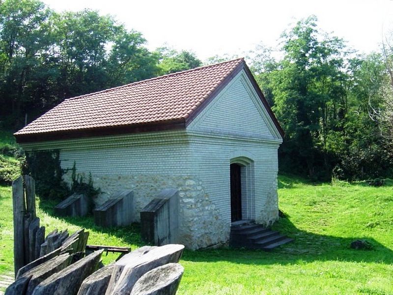 File:Fertorakos Mithraeum.jpg