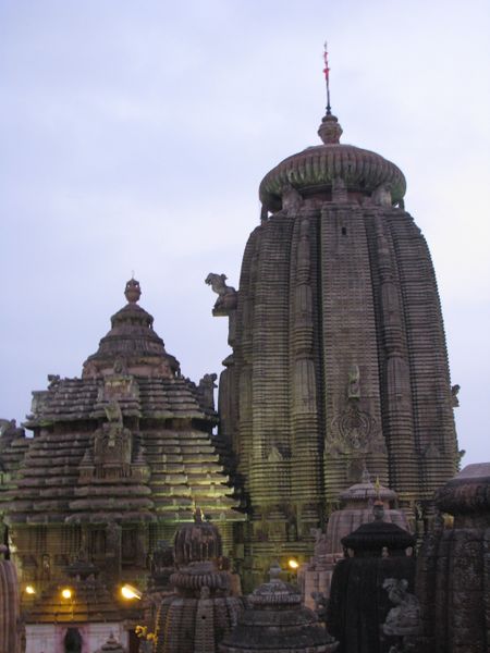 File:Lingaraj Temple bbsr8.jpg