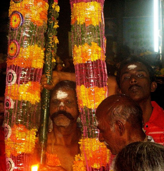 File:Garland for Muniyandiswamy.jpg